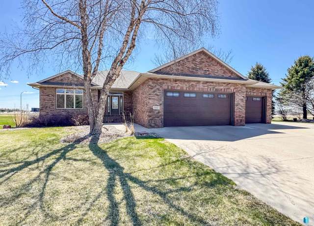 Property at 512 S Country Club Ave, Brandon, SD 57005, 4 beds, 3.5 baths