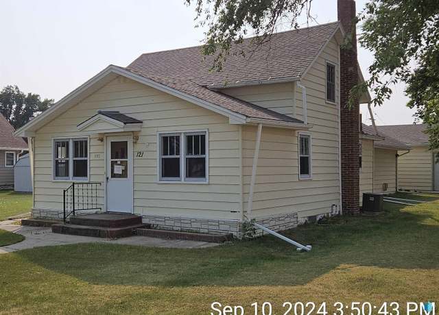 Property at 121 5th St, Ipswich, SD 57451, 3 beds, 1 bath