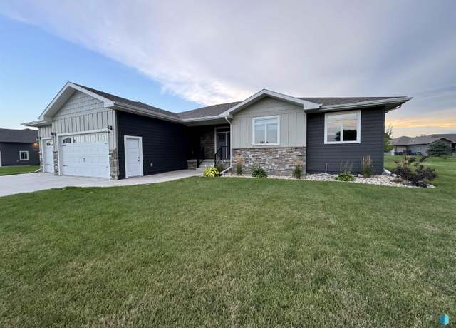 Property at 2201 Dean Dr, Mitchell, SD 57301, 5 beds, 3.5 baths