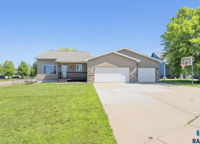 Property at 1000 Greyhawk Cir, Harrisburg, SD 57032-2214, 3 beds, 2 baths