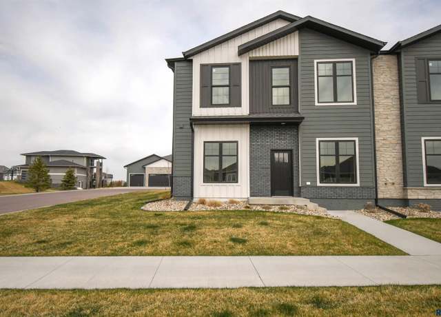 Property at 8623 W Shoreline Pl, Sioux Falls, SD 57107, 3 beds, 2.5 baths