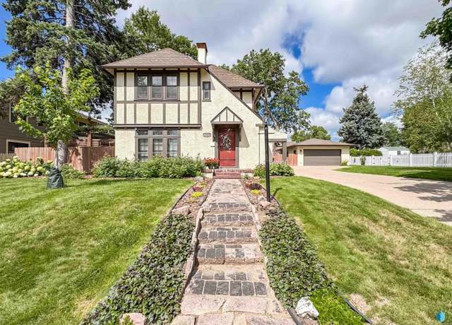 Property at 1717 S Spring Ave, Sioux Falls, SD 57105, 3 beds, 2 baths