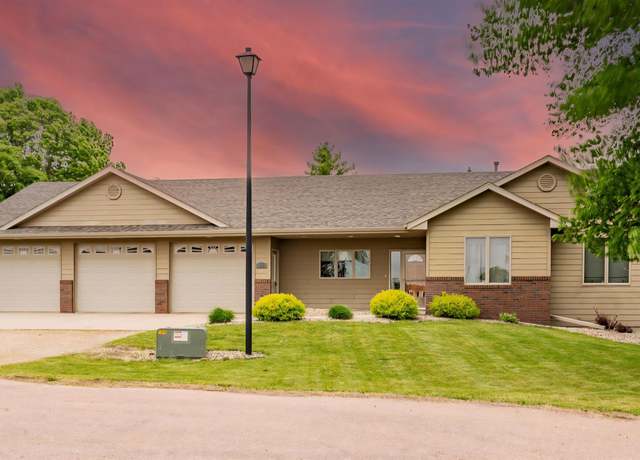 Property at 811 Southview Dr, Larchwood, IA 51241, 5 beds, 3 baths