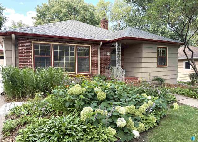 Property at 310 E 28th St, Sioux Falls, SD 57105, 4 beds, 3 baths