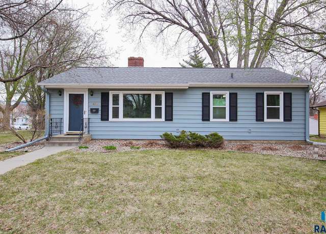 Property at 1600 S Glendale Ave, Sioux Falls, SD 57105, 4 beds, 1.5 baths