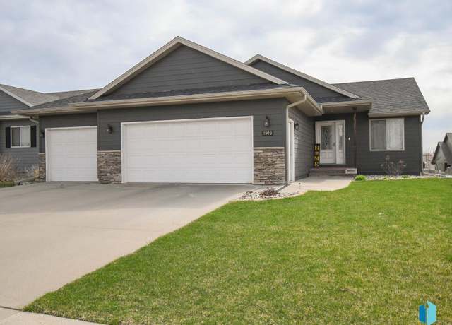 Property at 1908 S Shaw Ave, Sioux Falls, SD 57106, 4 beds, 3 baths