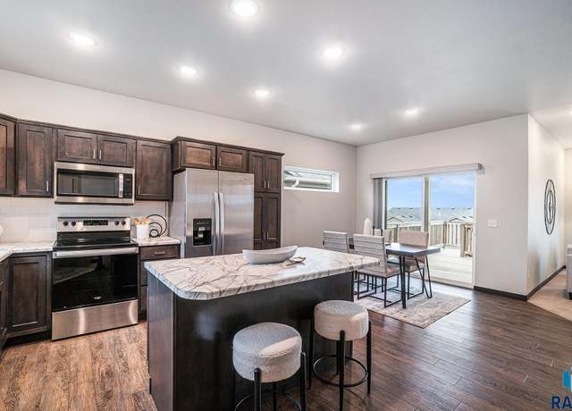 Property at 7805 E 44th St, Sioux Falls, SD 57110, 4 beds, 3 baths