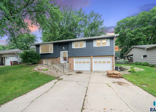Property at 917 S Grandview Ave, Sioux Falls, SD 57103, 4 beds, 2.5 baths