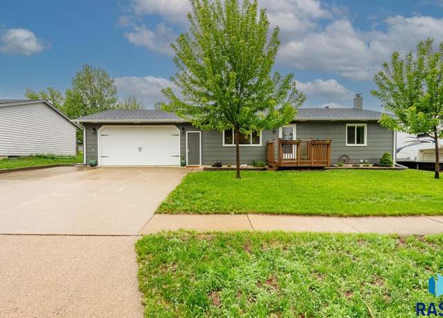 Property at 208 E Glennwood Dr, Brandon, SD 57005, 3 beds, 2 baths
