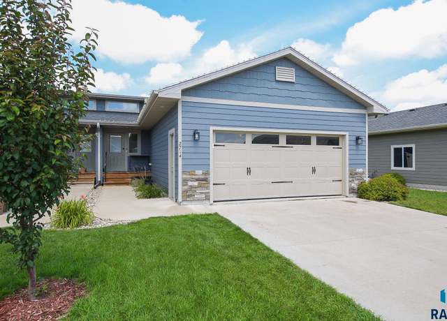 Property at 2714 E Sunburst Dr, Brandon, SD 57005, 4 beds, 2.5 baths