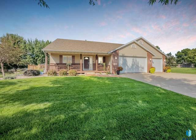 Property at 1805 S Strabane Cir, Sioux Falls, SD 57106, 4 beds, 3 baths