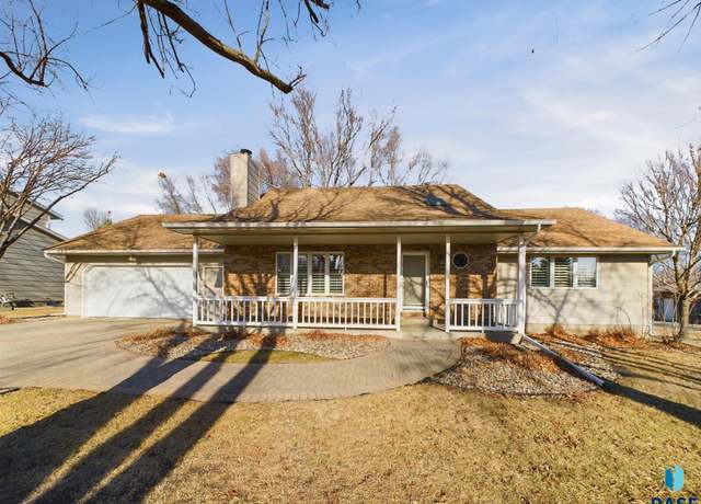Property at 2904 E 52nd St, Sioux Falls, SD 57103, 3 beds, 3.5 baths