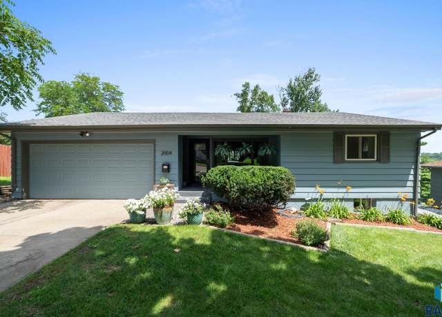 Property at 2004 S Crestwood Rd, Sioux Falls, SD 57105, 3 beds, 2 baths