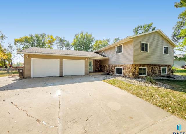 Property at 47205 94th St, Sioux Falls, SD 57108, 5 beds, 3 baths