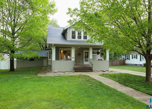 Property at 105 N 7th St, Beresford, SD 57004, 4 beds, 1.5 baths
