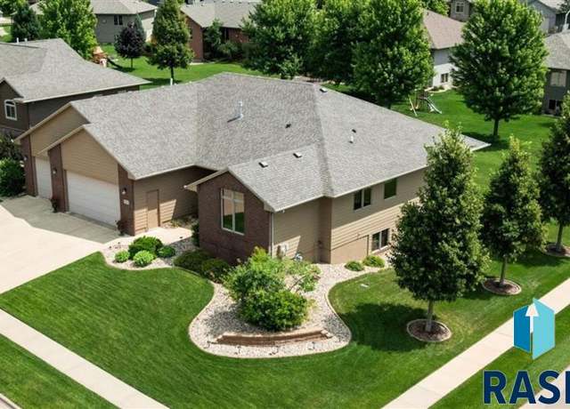 Property at 4312 S Mesquite Ave, Sioux Falls, SD 57110, 5 beds, 3 baths