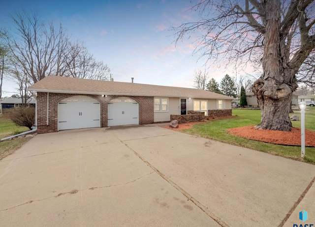 Property at 5624 W Circle Dr, Sioux Falls, SD 57106, 2 beds, 1.5 baths