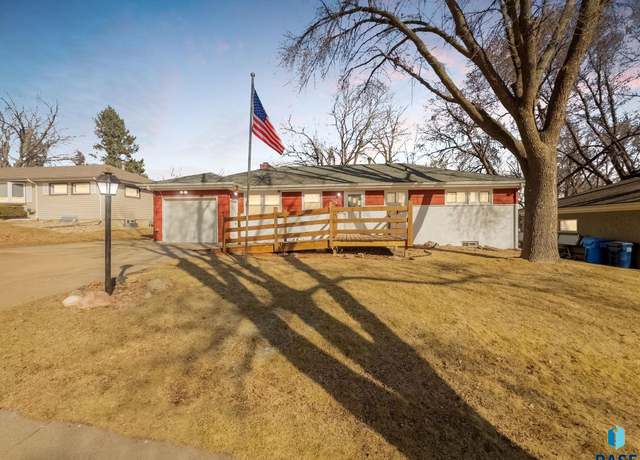 Property at 2208 S Blauvelt Ave, Sioux Falls, SD 57105, 4 beds, 2 baths