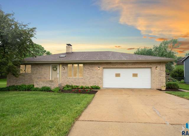 Property at 6013 W Silver Valley Dr, Sioux Falls, SD 57106, 5 beds, 3.5 baths