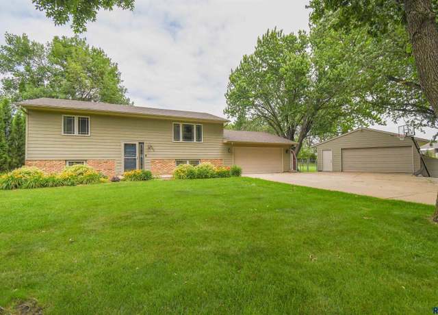 Property at 5304 W 37th St N, Sioux Falls, SD 57107, 4 beds, 2 baths