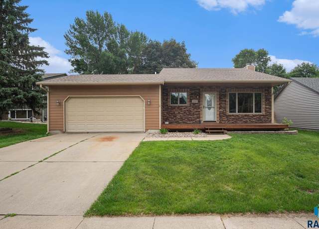 Property at 2500 S Ascot Ave, Sioux Falls, SD 57103, 3 beds, 2 baths