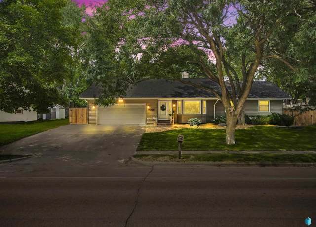 Property at 2404 E St St, Sioux Falls, SD 57103, 5 beds, 3 baths