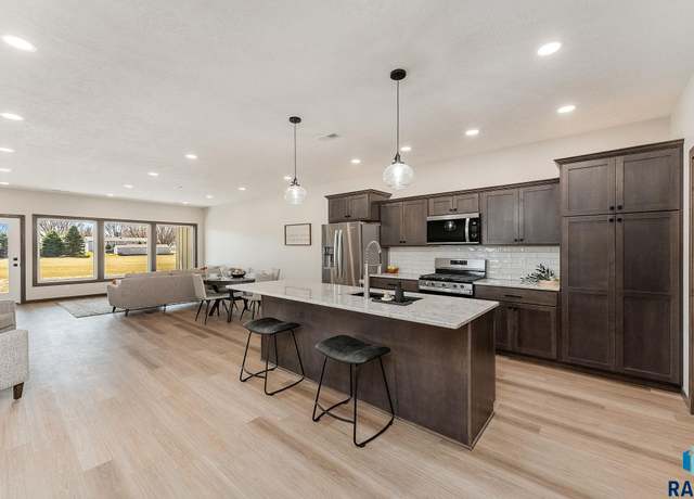 Property at 1302 Castle St Unit B, Larchwood, IA 51241, 3 beds, 2 baths