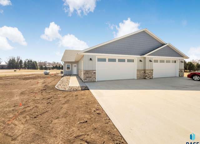 Property at 1302 Castle St Unit B, Larchwood, IA 51241, 3 beds, 2 baths