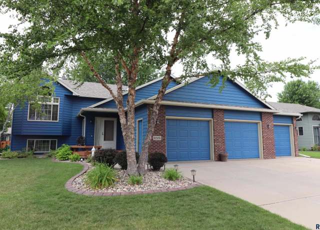 Property at 5205 S Birchwood Ave, Sioux Falls, SD 57108, 5 beds, 3 baths