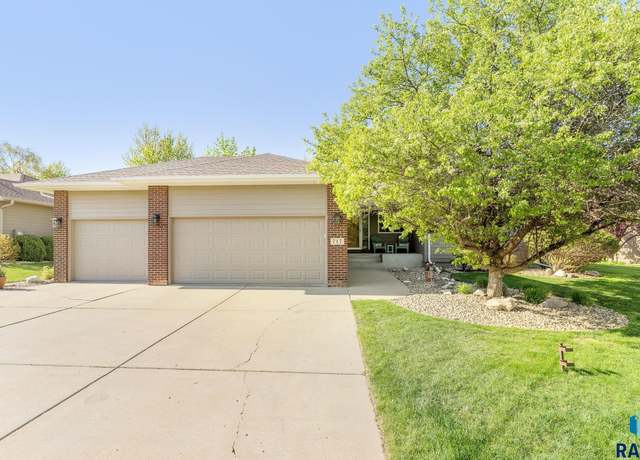 Property at 717 W Cascade St, Sioux Falls, SD 57108, 4 beds, 3 baths
