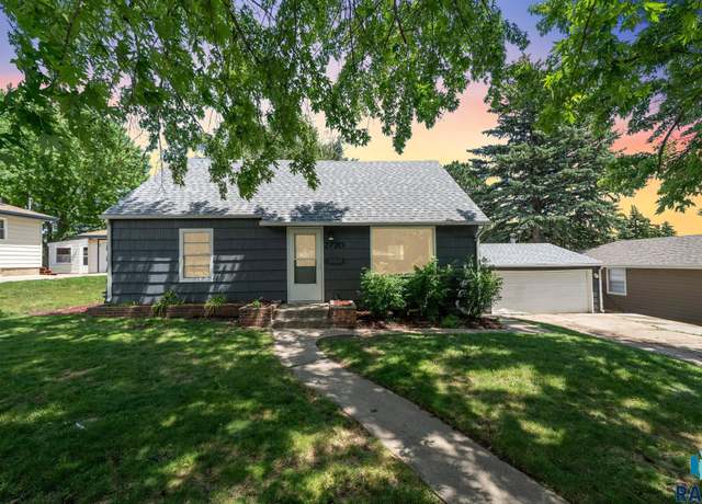 Property at 2720 S Summit Ave, Sioux Falls, SD 57105, 5 beds, 2 baths