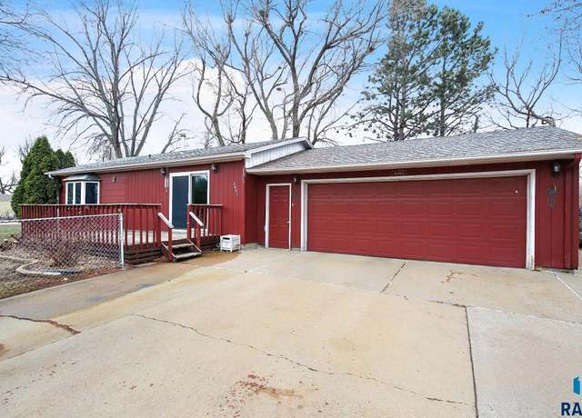 Property at 3401 N 9th Ave, Sioux Falls, SD 57104, 4 beds, 1 bath