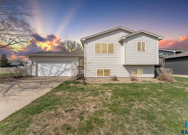 Property at 6320 W 66th St, Sioux Falls, SD 57106, 5 beds, 2 baths