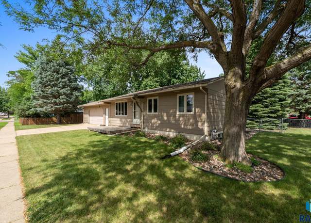 Property at 4404 S Plateau Trl, Sioux Falls, SD 57106, 4 beds, 2 baths