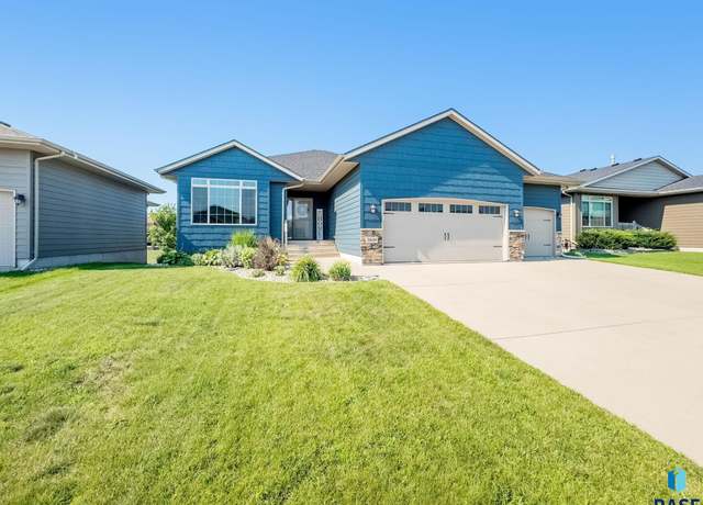 Property at 7909 W Pettigrew Ln, Sioux Falls, SD 57106, 4 beds, 3 baths