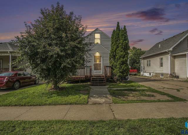 Property at 1704 W 10th St, Sioux Falls, SD 57104, 3 beds, 2 baths