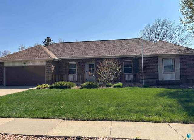 Property at 517 E Lotta St, Sioux Falls, SD 57105, 4 beds, 3.5 baths
