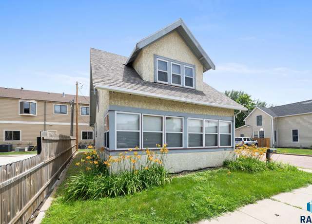 Property at 208 S Walts Ave, Sioux Falls, SD 57104, 2 beds, 1 bath