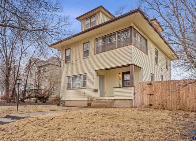 Property at 615 S Walts Ave, Sioux Falls, SD 57104, 5 beds, 2.5 baths
