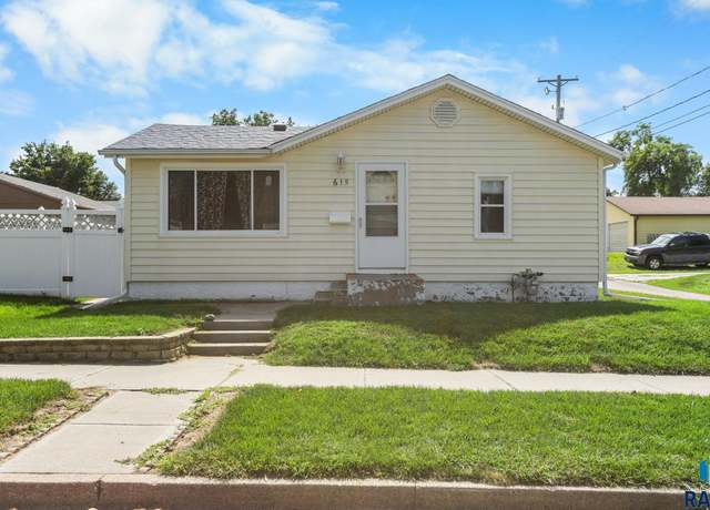 Property at 615 W McClellan St, Sioux Falls, SD 57104, 2 beds, 1.5 baths