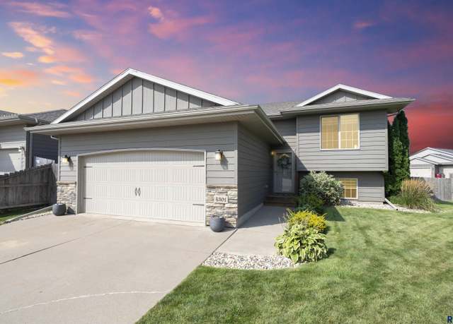 Property at 4301 S Vista Park Ave, Sioux Falls, SD 57106, 3 beds, 2 baths
