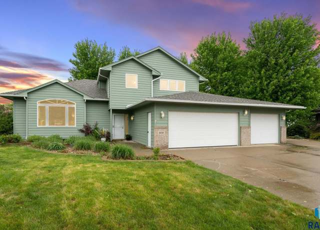Property at 909 N Charleston Cir, Sioux Falls, SD 57110, 4 beds, 3 baths