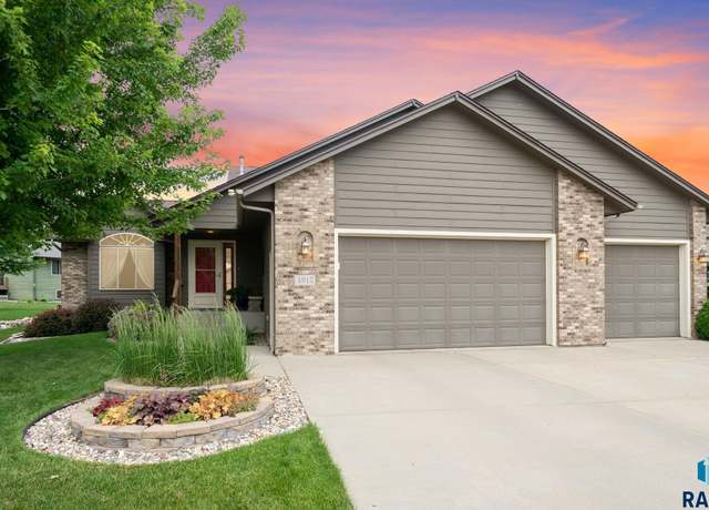 Property at 4912 E 42nd St, Sioux Falls, SD 57110, 4 beds, 3 baths
