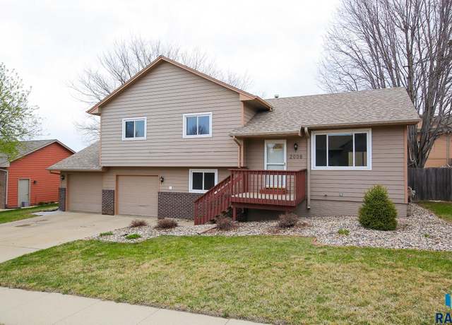 Property at 2008 S Hillview Rd, Sioux Falls, SD 57110, 4 beds, 2 baths