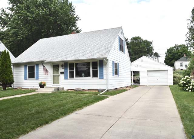 Property at 1620 S West Ave, Sioux Falls, SD 57105, 4 beds, 2 baths