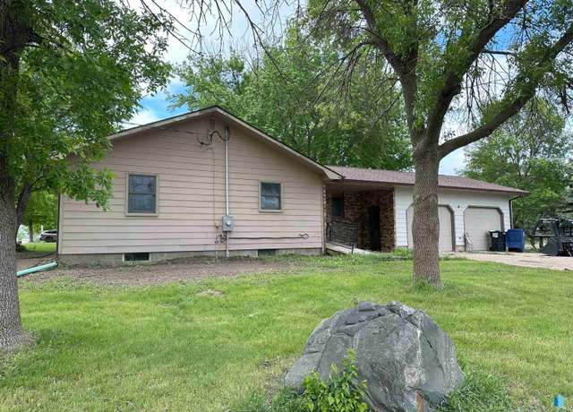 Property at 800 N Poplar St, Bridgewater, SD 57319, 3 beds, 2 baths