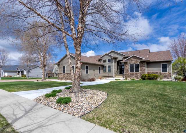 Property at 7516 W 15th St, Sioux Falls, SD 57106, 6 beds, 4 baths