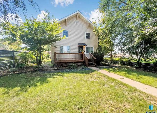 Property at 409 Essex St, Garretson, SD 57030, 4 beds, 2.5 baths
