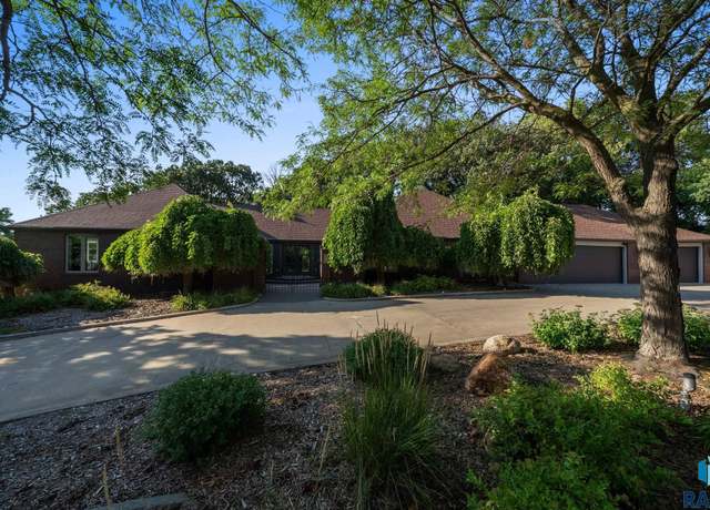 Property at 1200 E Tomar Rd, Sioux Falls, SD 57105, 4 beds, 3.5 baths