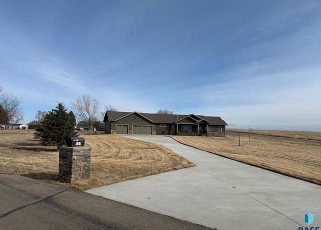 Property at 415 Linden Dr, Madison, SD 57042, 4 beds, 3 baths
